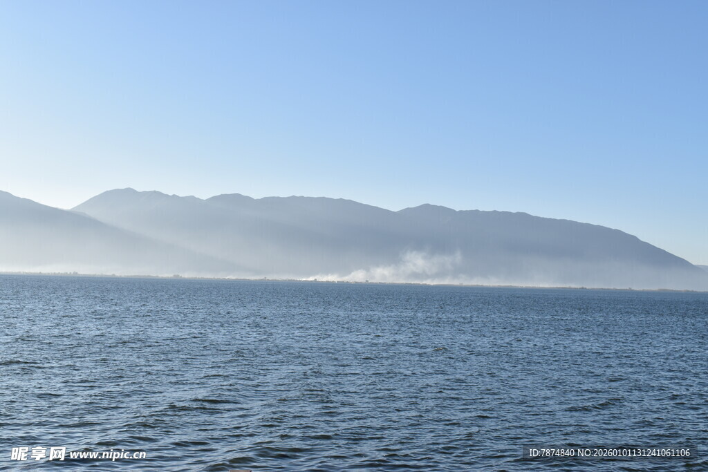 辽阔海面与远处山峦