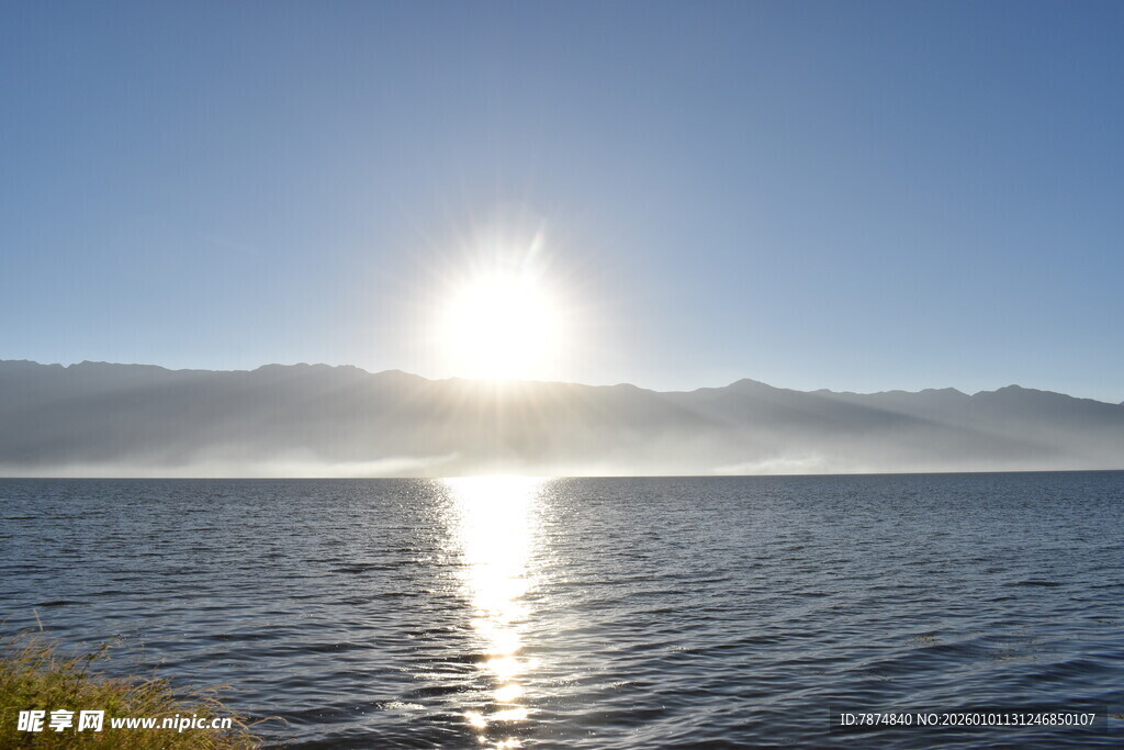 湖畔日出美景