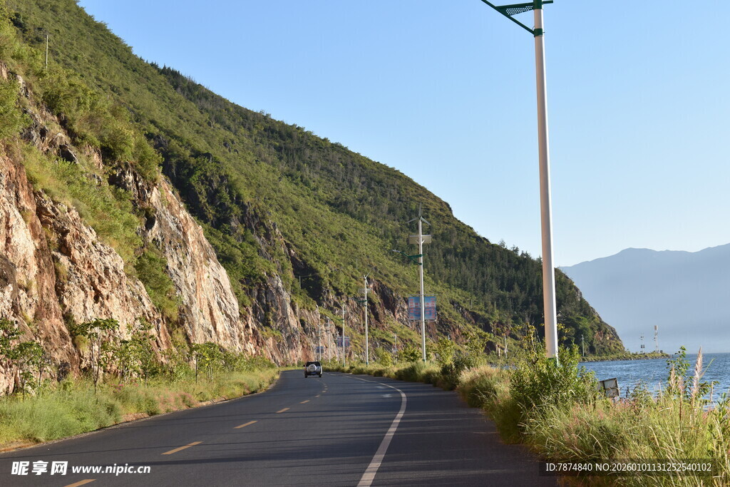 山间公路旁的秀丽风光