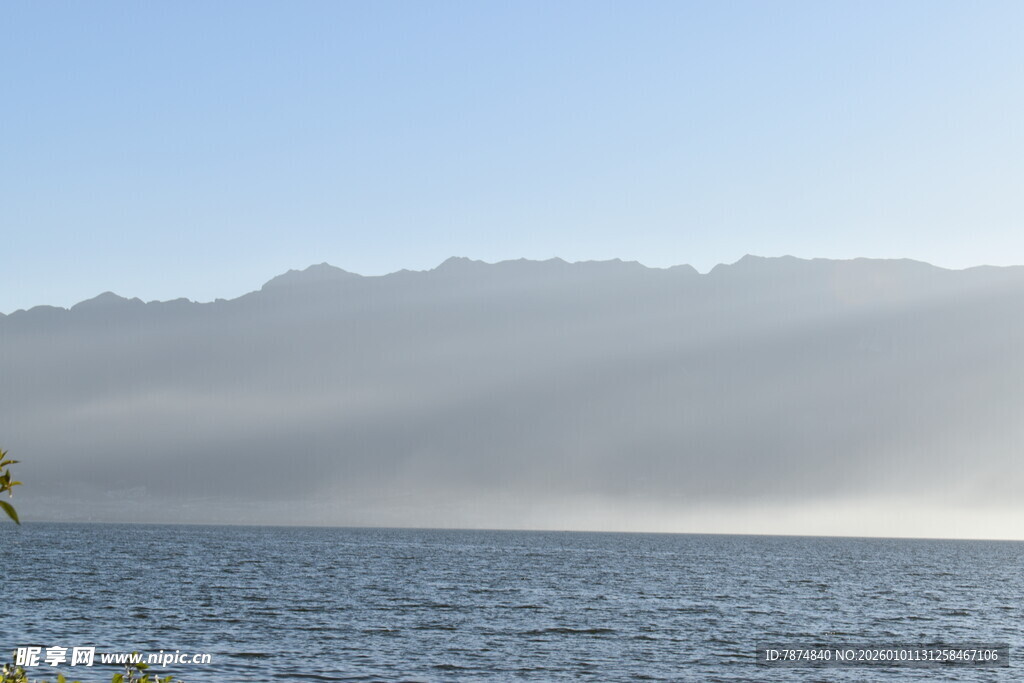 湖光山色间的梦幻晨景