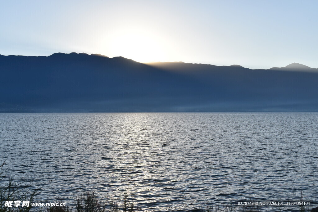 湖畔日出美景