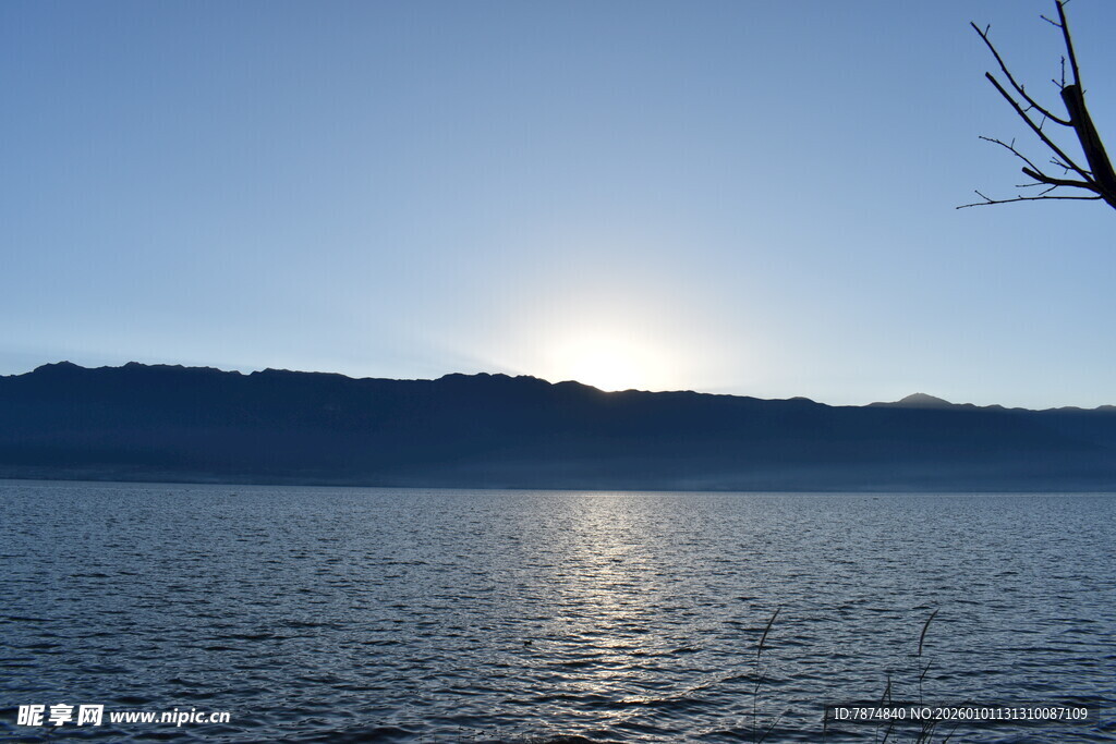 湖畔日出美景
