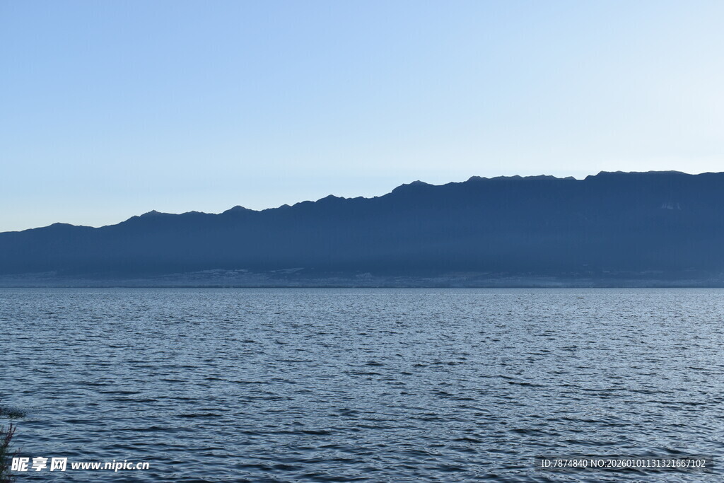 宁静湖面与远处山峦