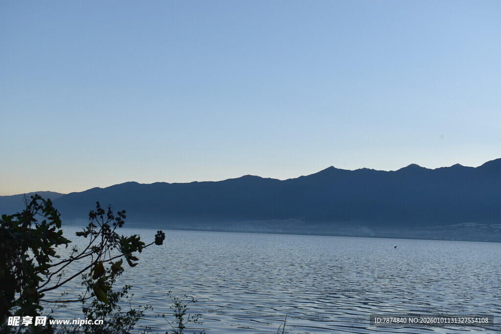 宁静湖景与远处山峦