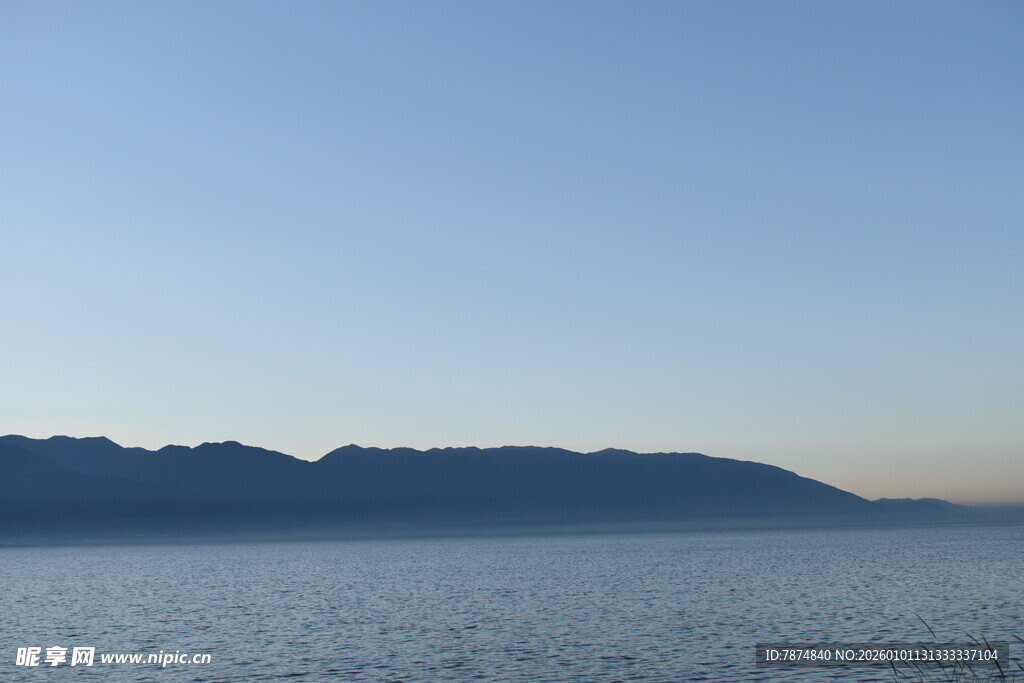 宁静湖景与远处山峦