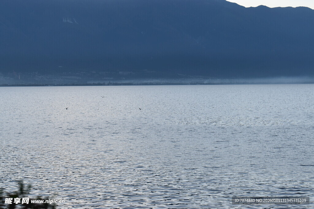 宁静湖面与远处山峦