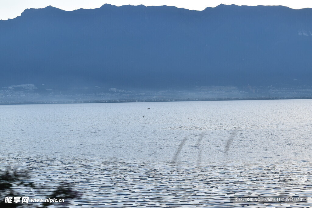 宁静湖面与远处山峦