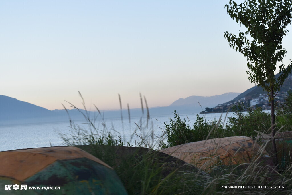 湖畔黄昏美景