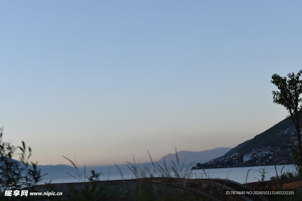 黄昏下的山景与稀疏树木