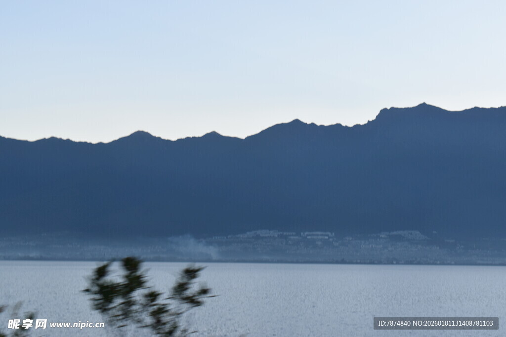 湖畔远山景