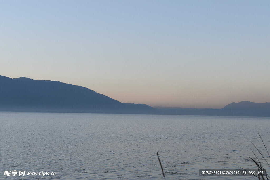 宁静湖面与远处山峦景色