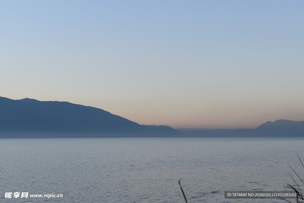 宁静湖面与远处山峦