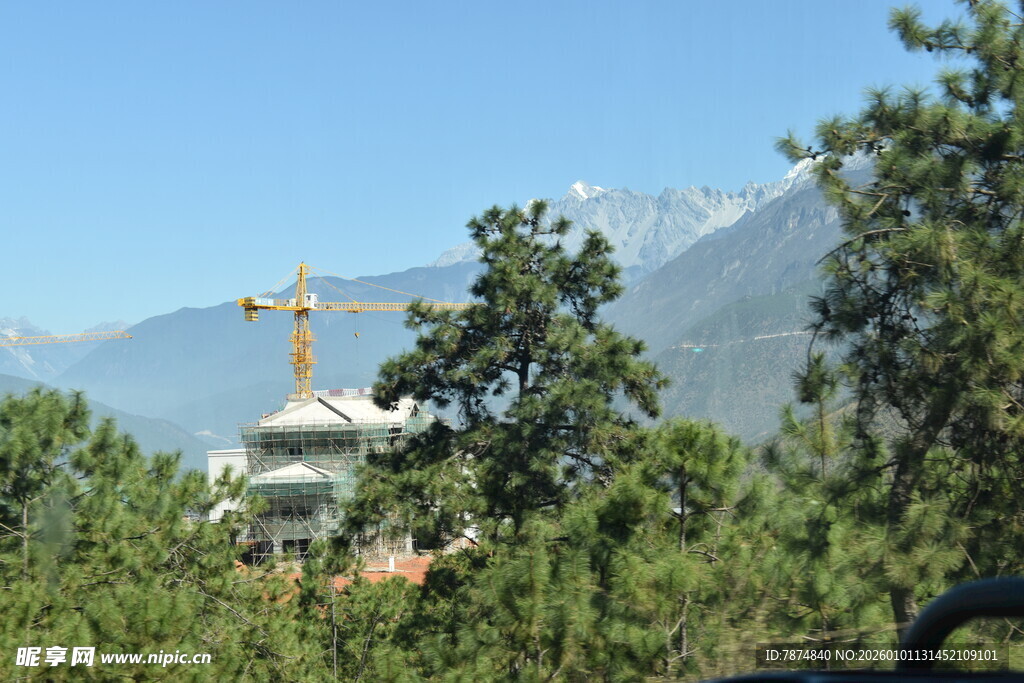 山林中的建筑与塔吊景观