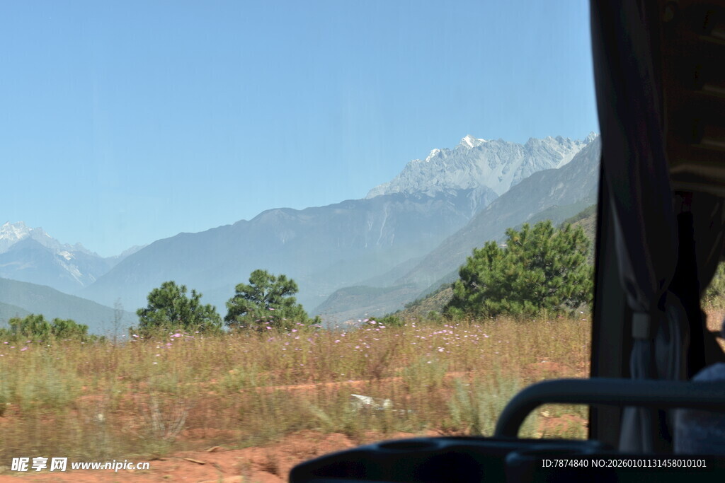 车窗外的山野风光