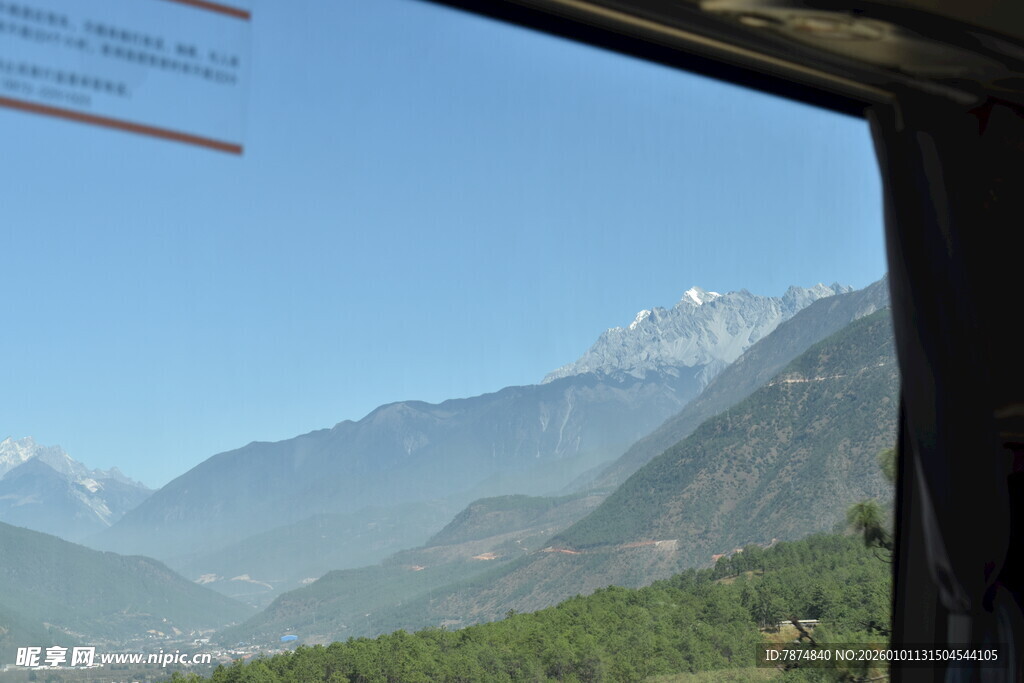 车窗外的壮丽山景