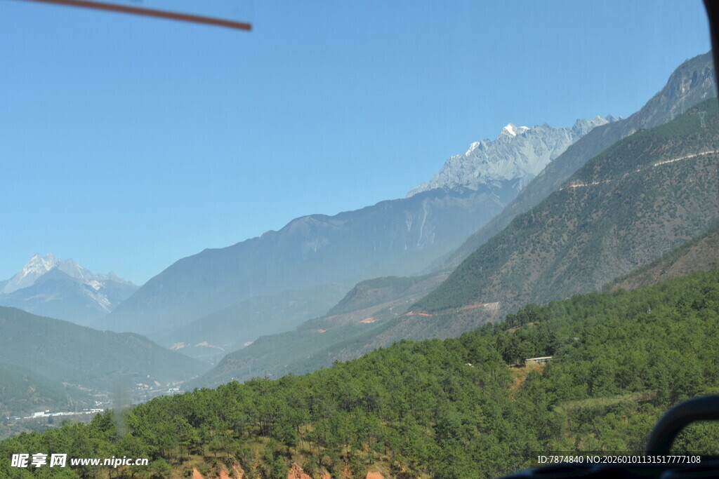 山间绿意与远处雪山美景