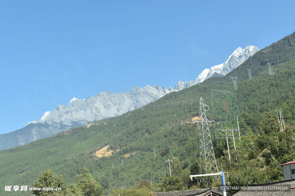 雪山下的翠绿山林