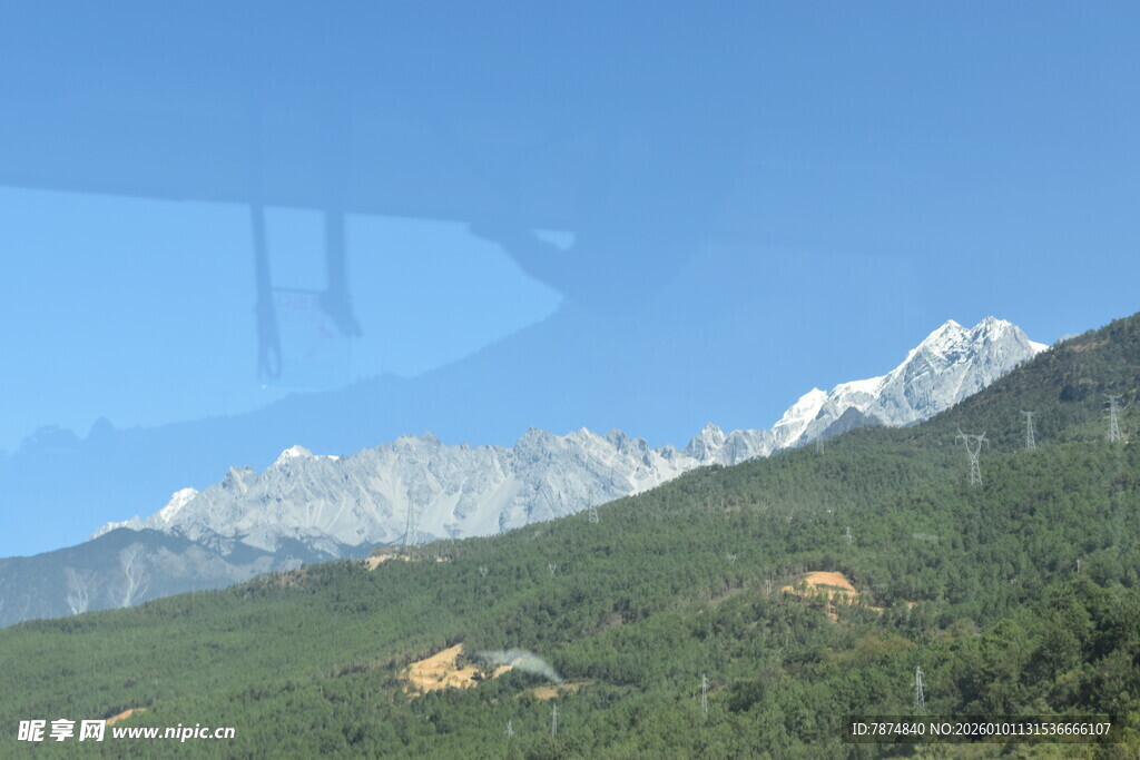 雪山下的葱郁山林