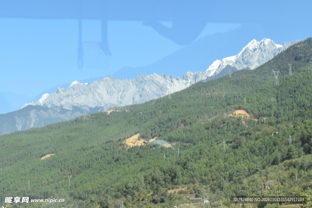壮丽山景 雪峰与葱郁山林
