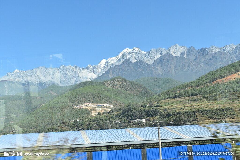 雪山下的蓝顶建筑景观