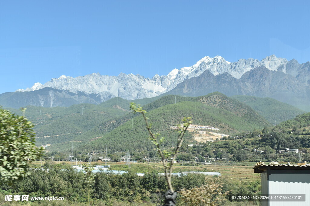 雪山下的宁静景致