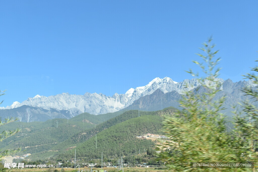 壮丽雪山下的葱郁景致