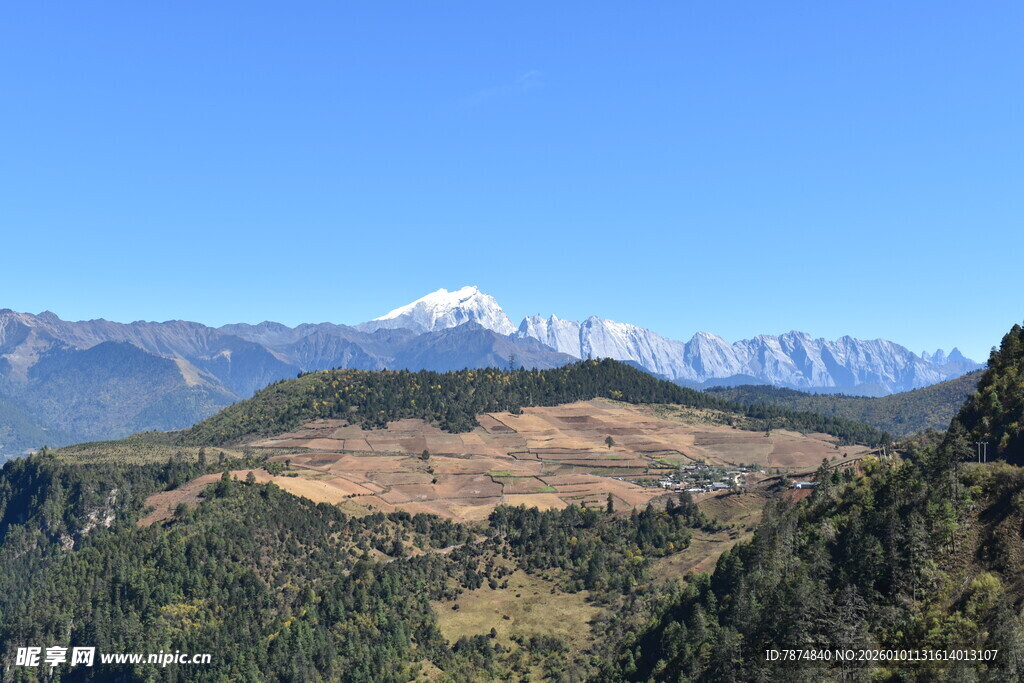 山间美景 远处雪山初现