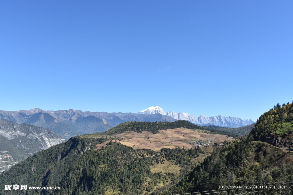 山峦蓝天美景如画
