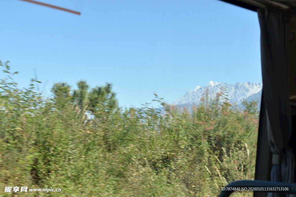 车窗外的绿意与远山