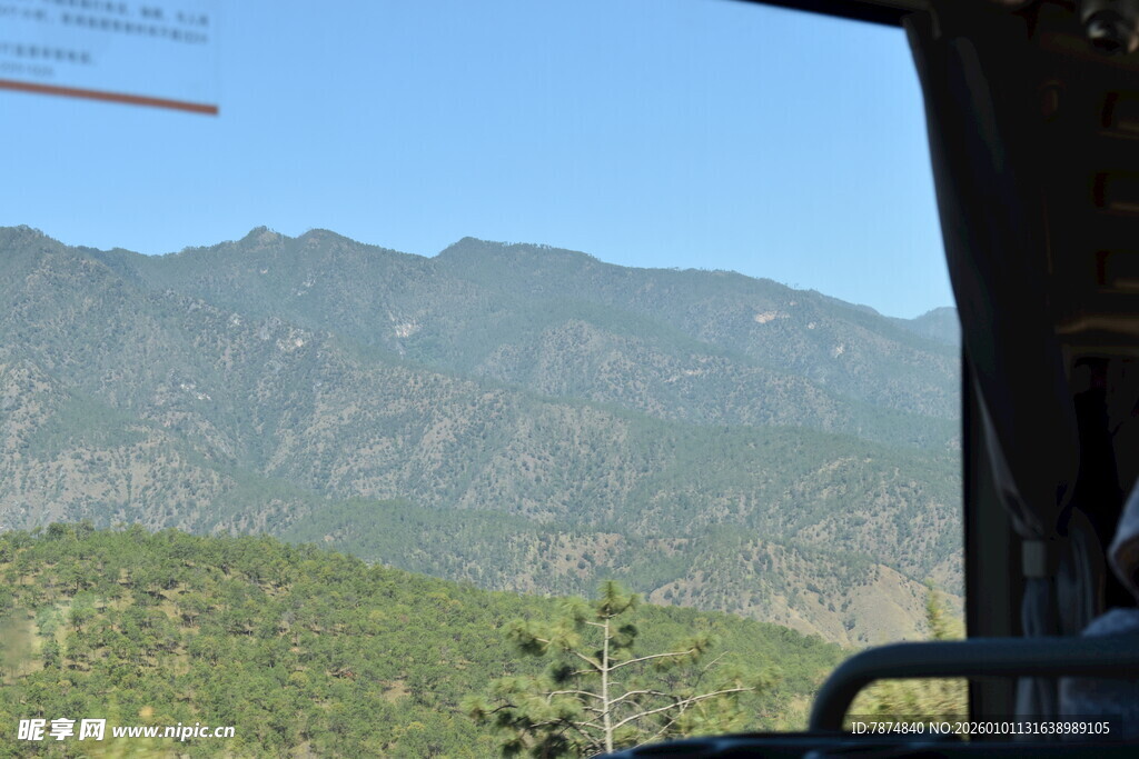车窗外的青山美景