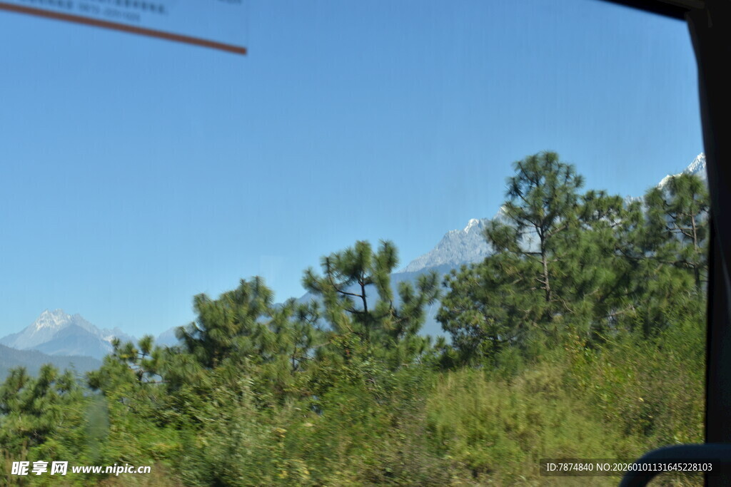 车窗外的绿意与远山