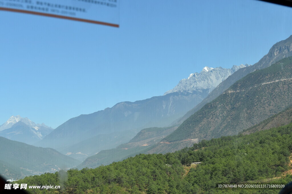 窗外壮丽山景与葱郁植被