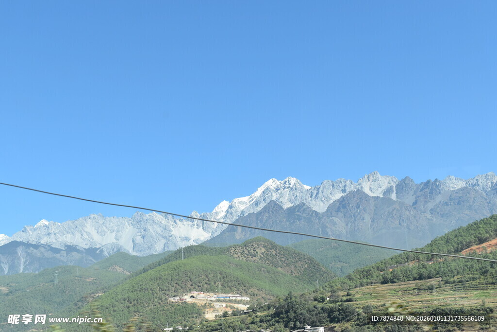 壮丽雪山与葱郁山林景观