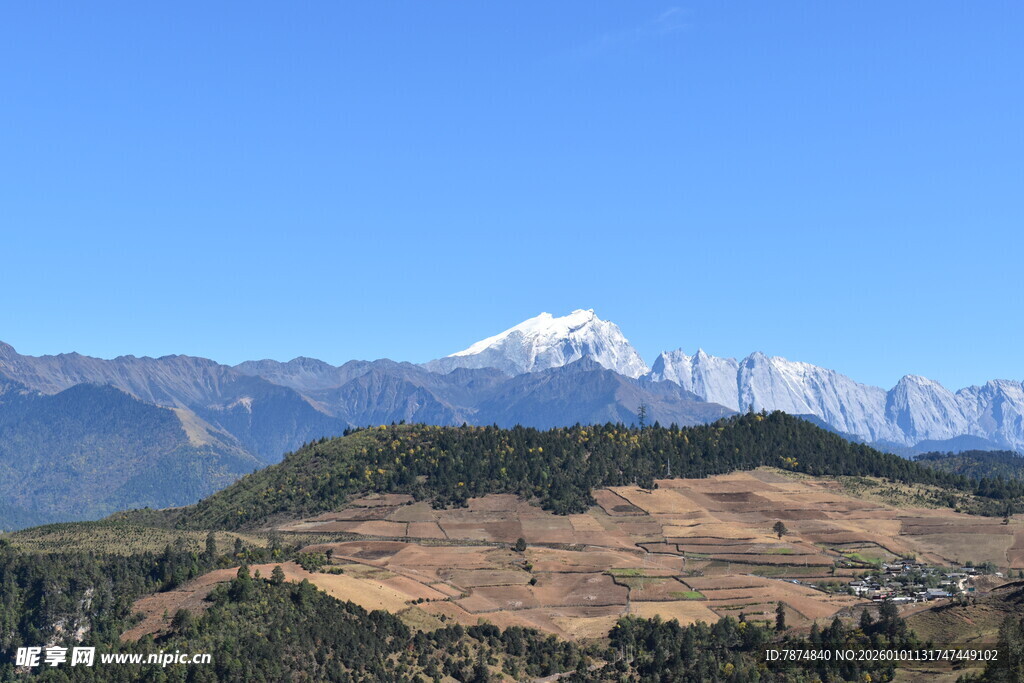 壮丽山景 远处雪峰闪耀