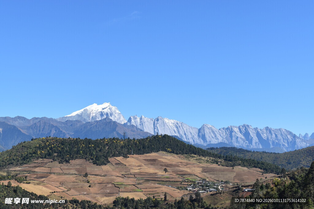 壮丽雪山与广袤山地景观