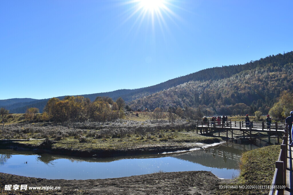 秋日河畔风光美景