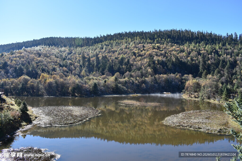 山间湖泊秋日美景