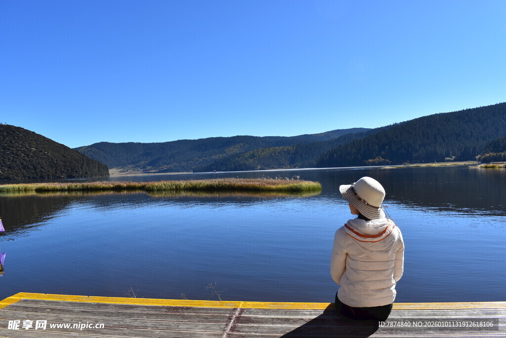 湖畔独倚的沉思者
