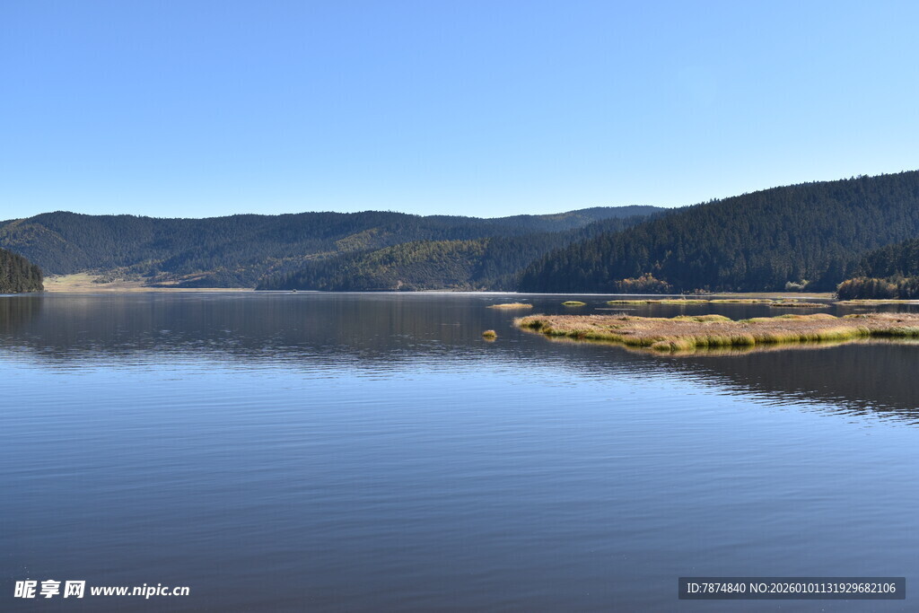 宁静湖畔山水风光