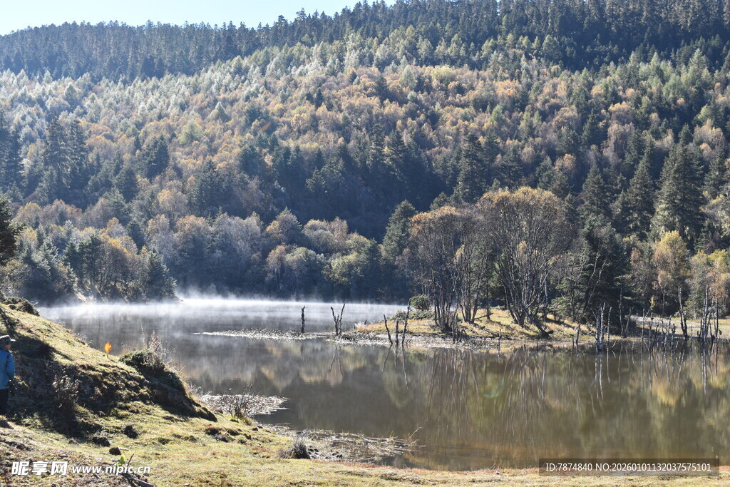 秋日山林中的静谧湖泊