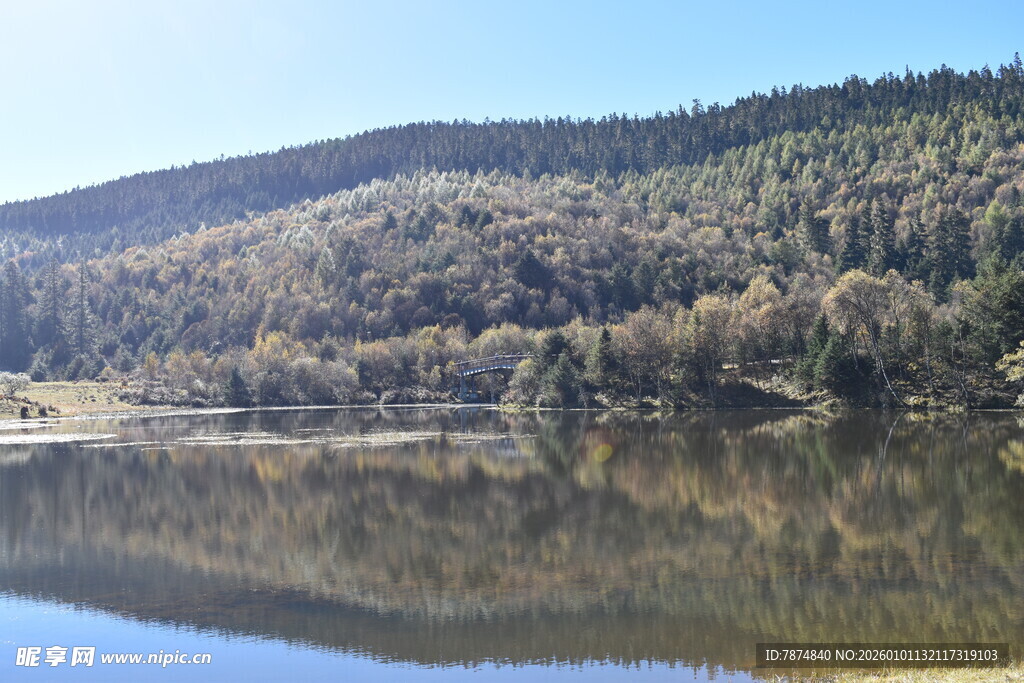 宁静湖畔山林倒影美景