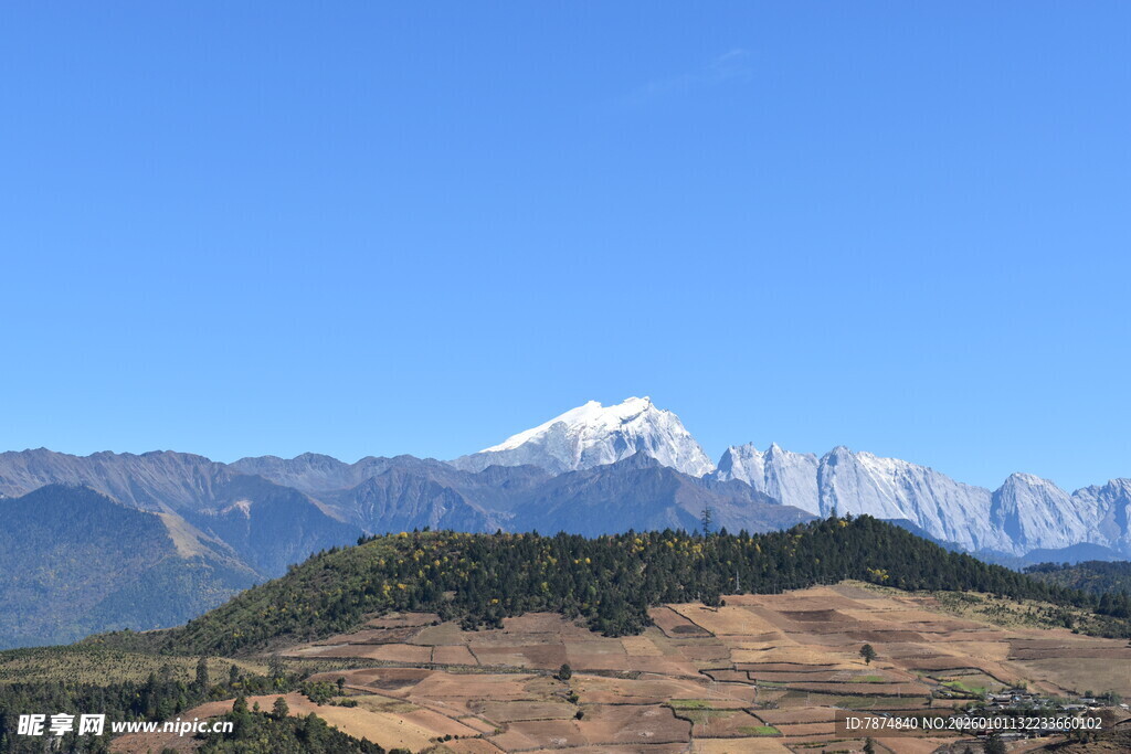 雪山下的秀丽山峦
