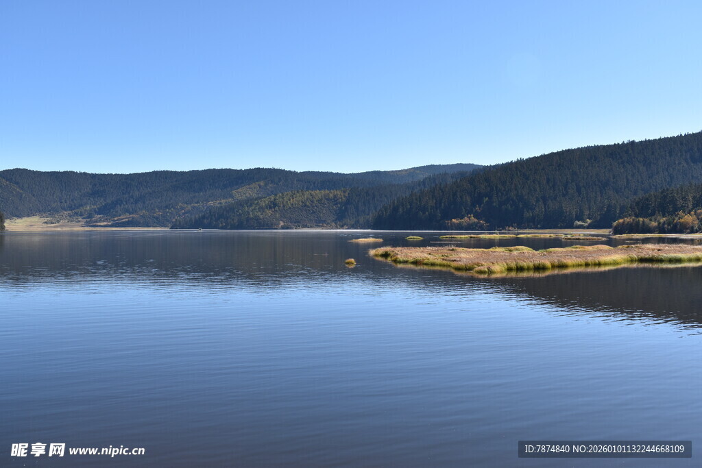 宁静湖泊与远山美景