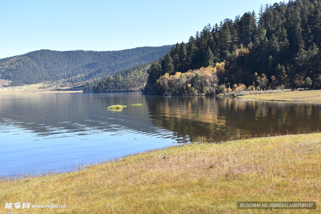 宁静湖畔山林美景