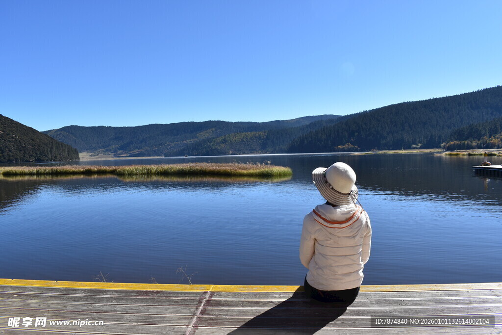 湖畔独坐的静谧身影