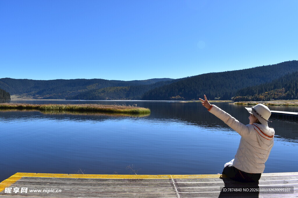 湖畔女子舒展身姿