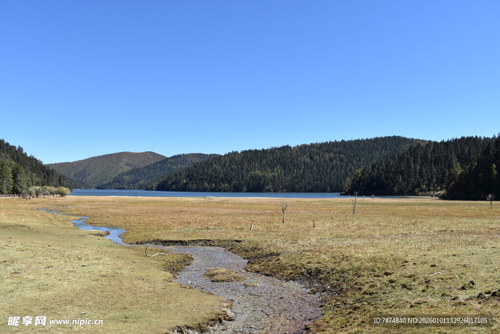 山间干涸湖景与溪流