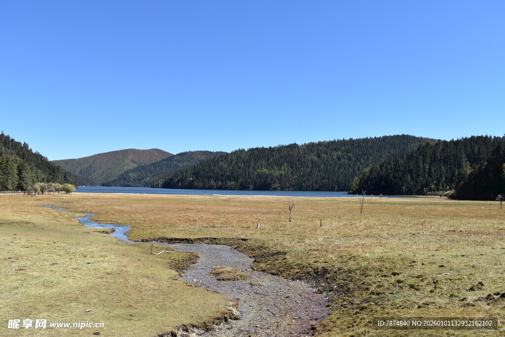 山间湖畔的开阔自然景致