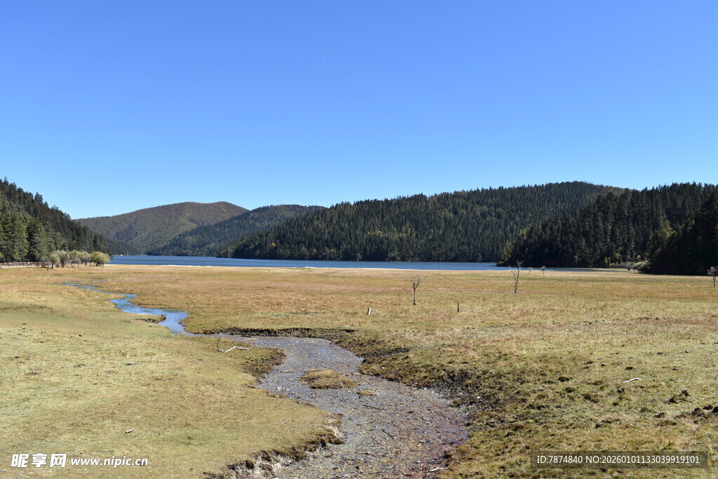 山间湖畔的开阔自然景致