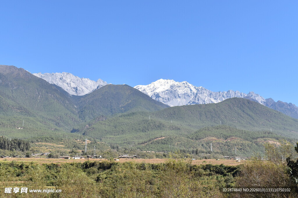 雪山下的广袤田野风光